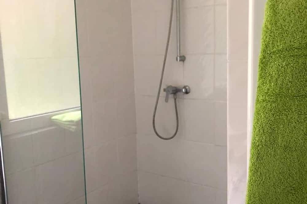 Ganze Wohnung, Waldhaus am Teich - Ferienhaus, Dusche, Wc, 1 Schlafraum in Ulmet, Pfälzer Bergland