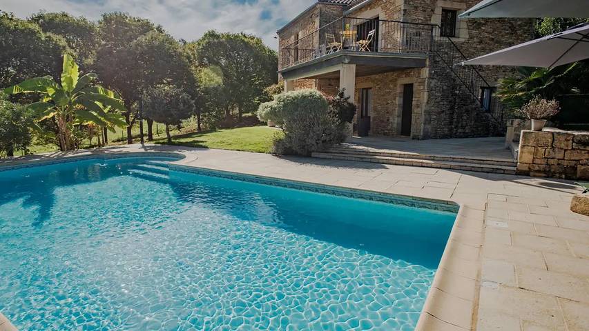 Location de vacances pour 9 personnes, avec Balcon et Terrasse ainsi que Jardin et Piscine à Mazeyrolles