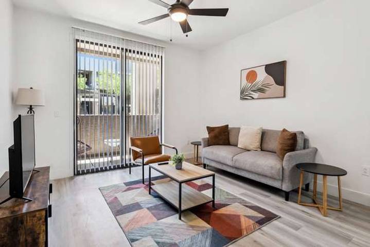 Vacation rental for 5 people, with balcony and yard as well as pool, kid friendly in Glendale