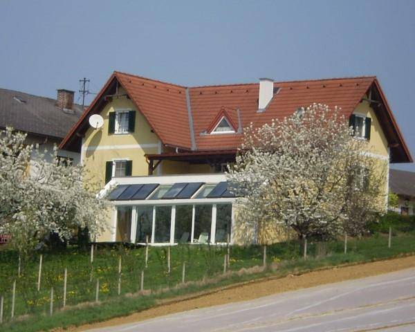 Ferienwohnung für 4 Personen, mit Terrasse und Garten sowie Pool und Sauna in Bad Waltersdorf