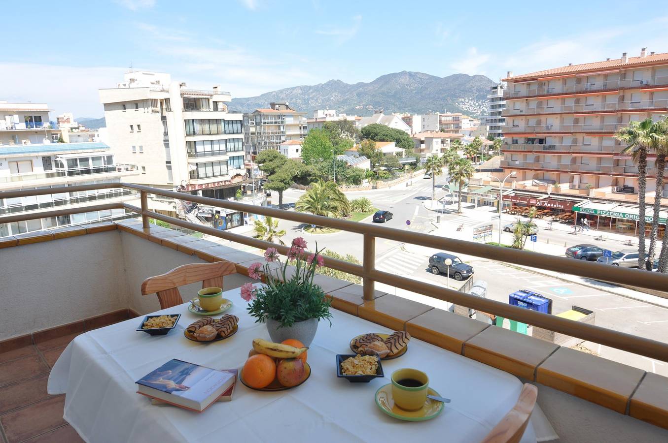 Entire apartment, Charming apartment in Roses, Costa Brava, in front of Santa Margarita beach. Capacity for 4 people, with sea views and community pool. in Santa Margarida, Roses