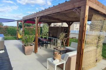Gîte pour 8 personnes, avec jacuzzi ainsi que terrasse et jardin à Carignan-de-Bordeaux