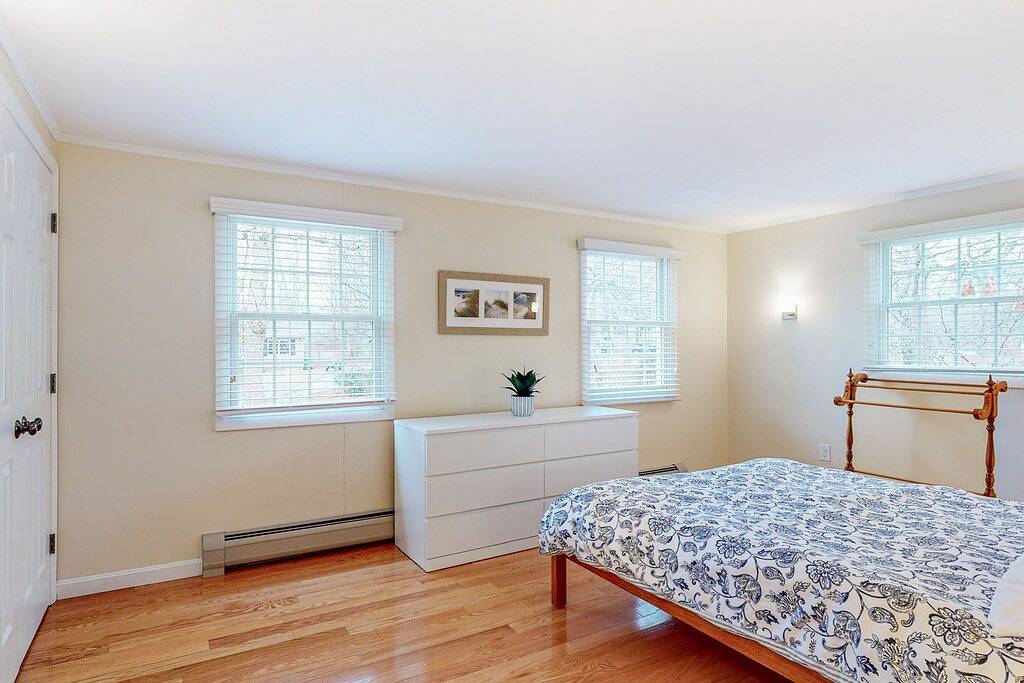 Charming ranch home with fast Wifi, central air conditioning, & a washer/dryer in East Harwich, Harwich