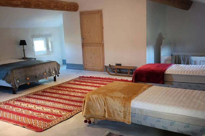 Location de vacances pour 7 personnes, avec jardin et piscine ainsi que terrasse et jacuzzi à Caderousse - 4