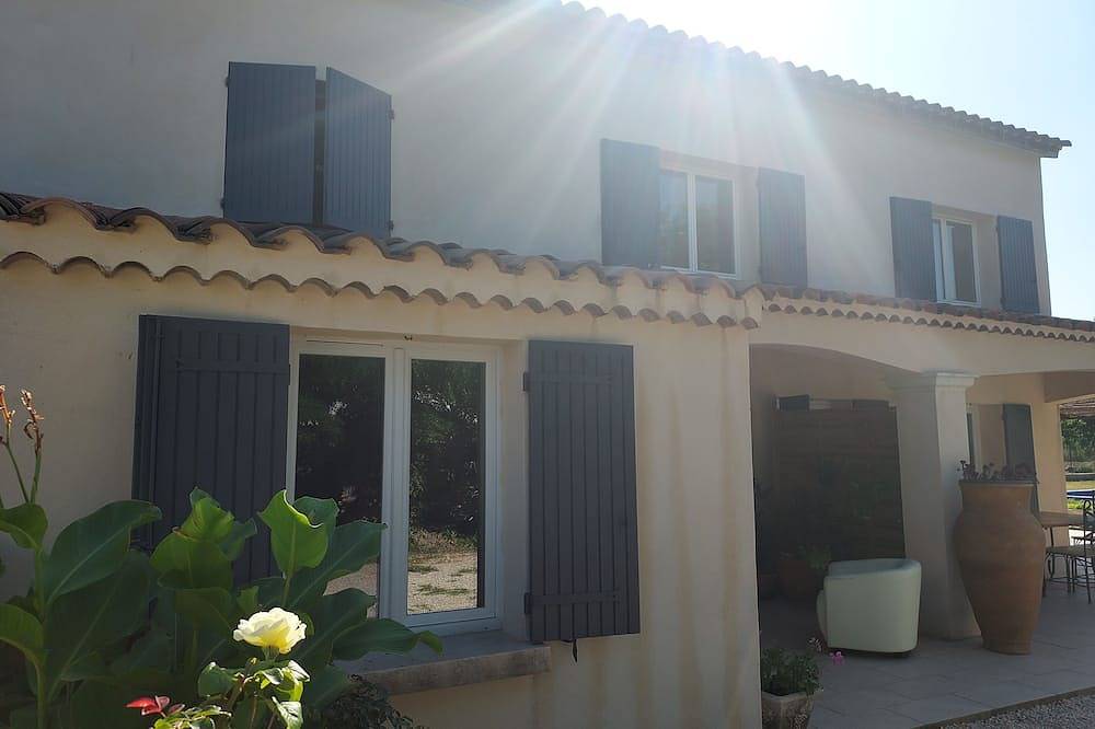 Independent studio with courtyard and parking in Entraigues-sur-la-Sorgue, Vaucluse