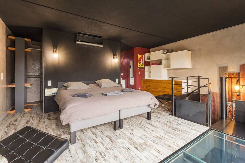 Industrial-style gîte near Grandlieu Lake, private parking in Saint-Mars-de-Coutais, Nantes region