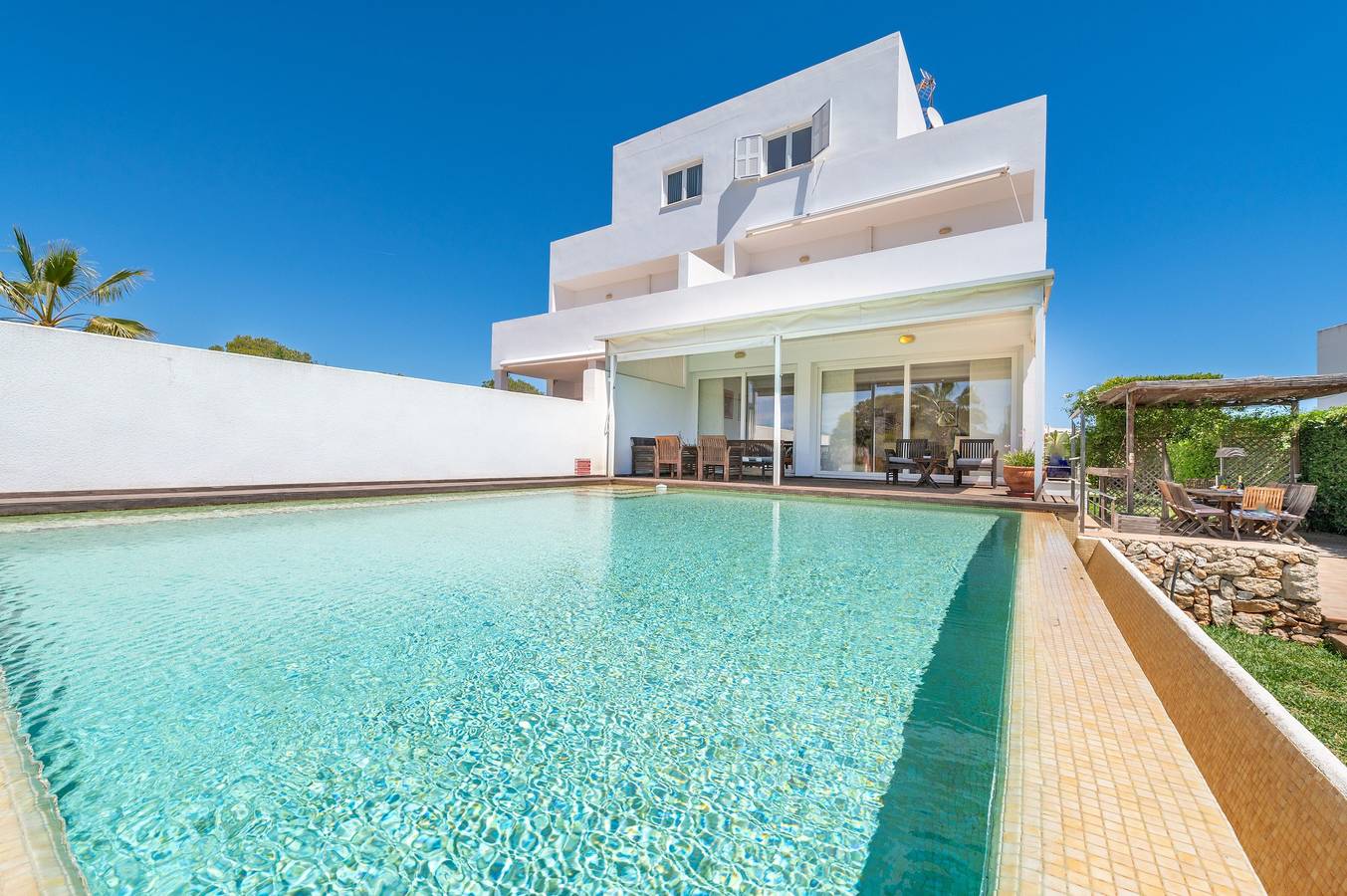 Maison de vacances "La Siesta" avec piscine privée, terrasses privées et Wi-Fi in Cala d'Or, Santanyí