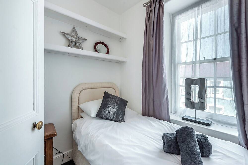 4 bedroom accommodation in Aberaeron in Aberaeron, Cardigan Bay