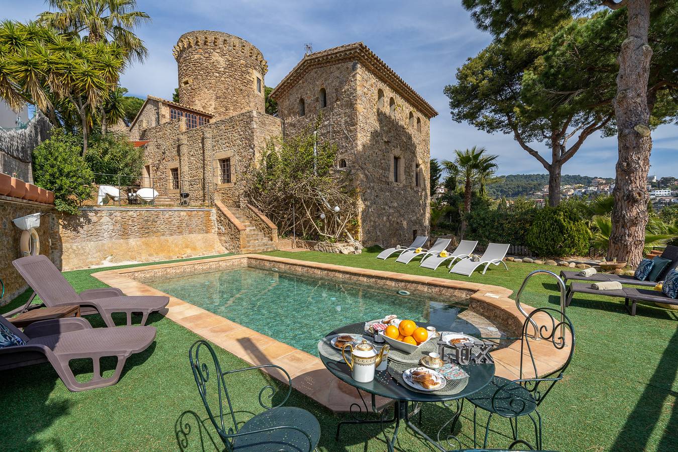 Increible Castillo Can Xirau Lux, Piscina, Air-Con in Santa Susanna, Costa del Maresme