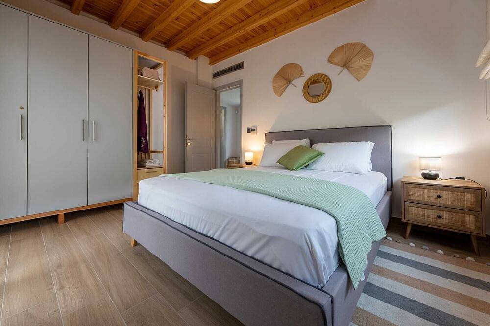 A fabulous brand new villa literally a splash away from the sea. in Perdika, Ägina