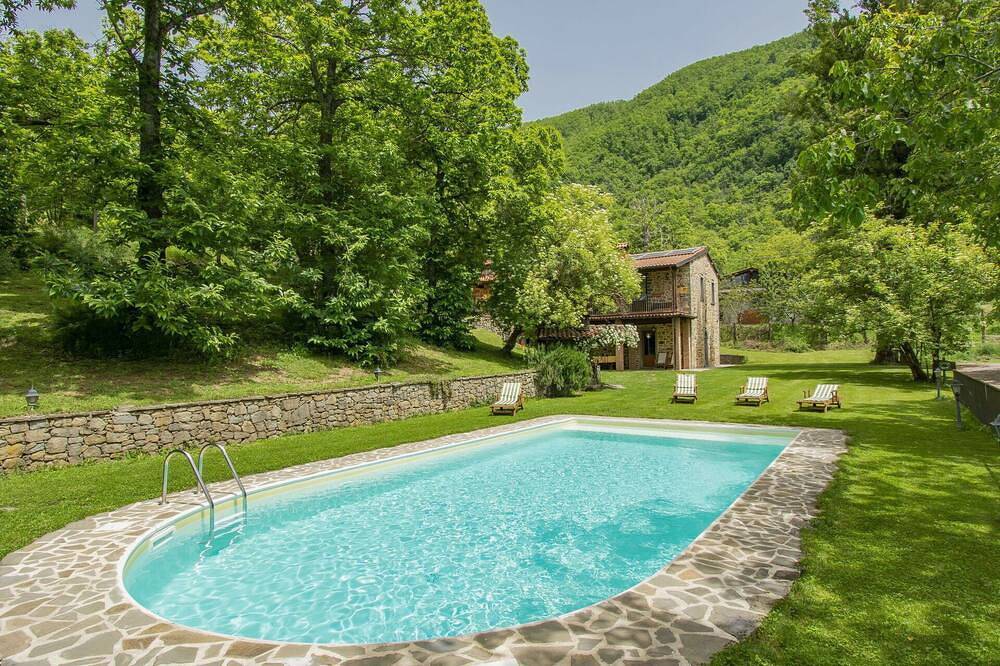 Alleinstehendes Ferienhaus mit  W-Lan, privatem Pool, Tv, Terrasse, Haustiere erlaubt, Parkplatz in San Romano in Garfagnana, Garfagnana