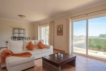 Villa for 5 Guests in Albufeira, Faro District, Picture 3