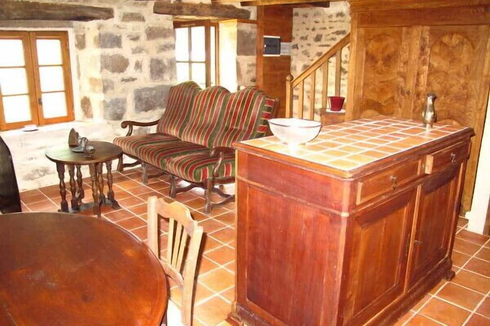 Gîte couple+enfants sur domaine de 43 hectares avec un étang poissonneux de 3 ha in Saint-Yrieix-la-Montagne, Parc Naturel Régional de Millevaches en Limousin