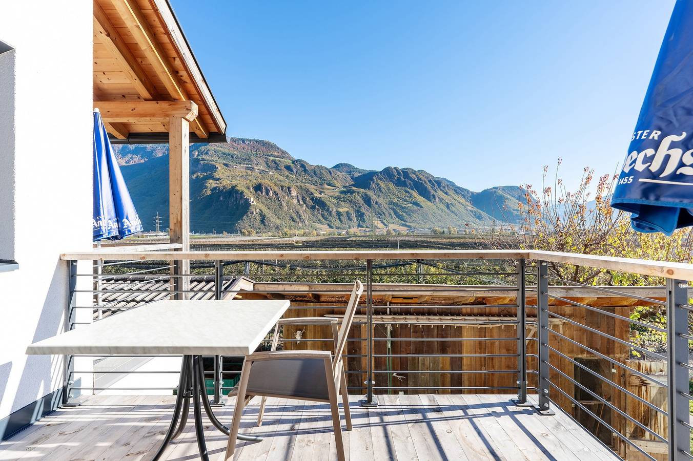 Ganze Wohnung, Moderne Ferienwohnung "3 Weger" mit Panoramablick auf die Berge, schönem Balkon und Wlan in Andrian, Nonsberggruppe