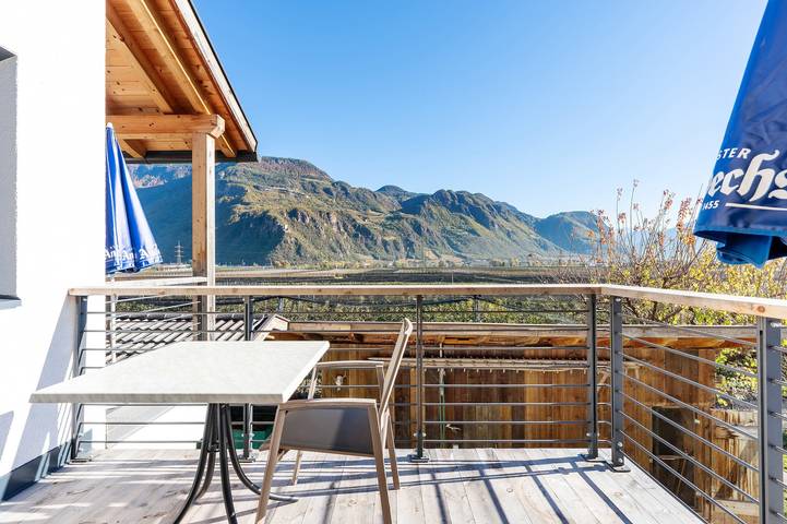 Entire apartment, Modern Apartment "3 Weger" with Panoramic Mountain Views, Balcony, and Wi-Fi in Andrian, Nonsberg Group