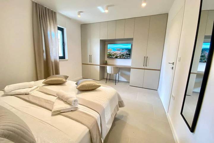 Luxurious and secluded Villa near Split- heated infinity pool with massage jets in Podstrana, Split-Dalmatien