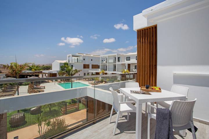 Apartamento entero, Vacaciones 'Casa Sunrise' con vistas al mar, piscina compartida y Wi-Fi in El Jablito, La Oliva