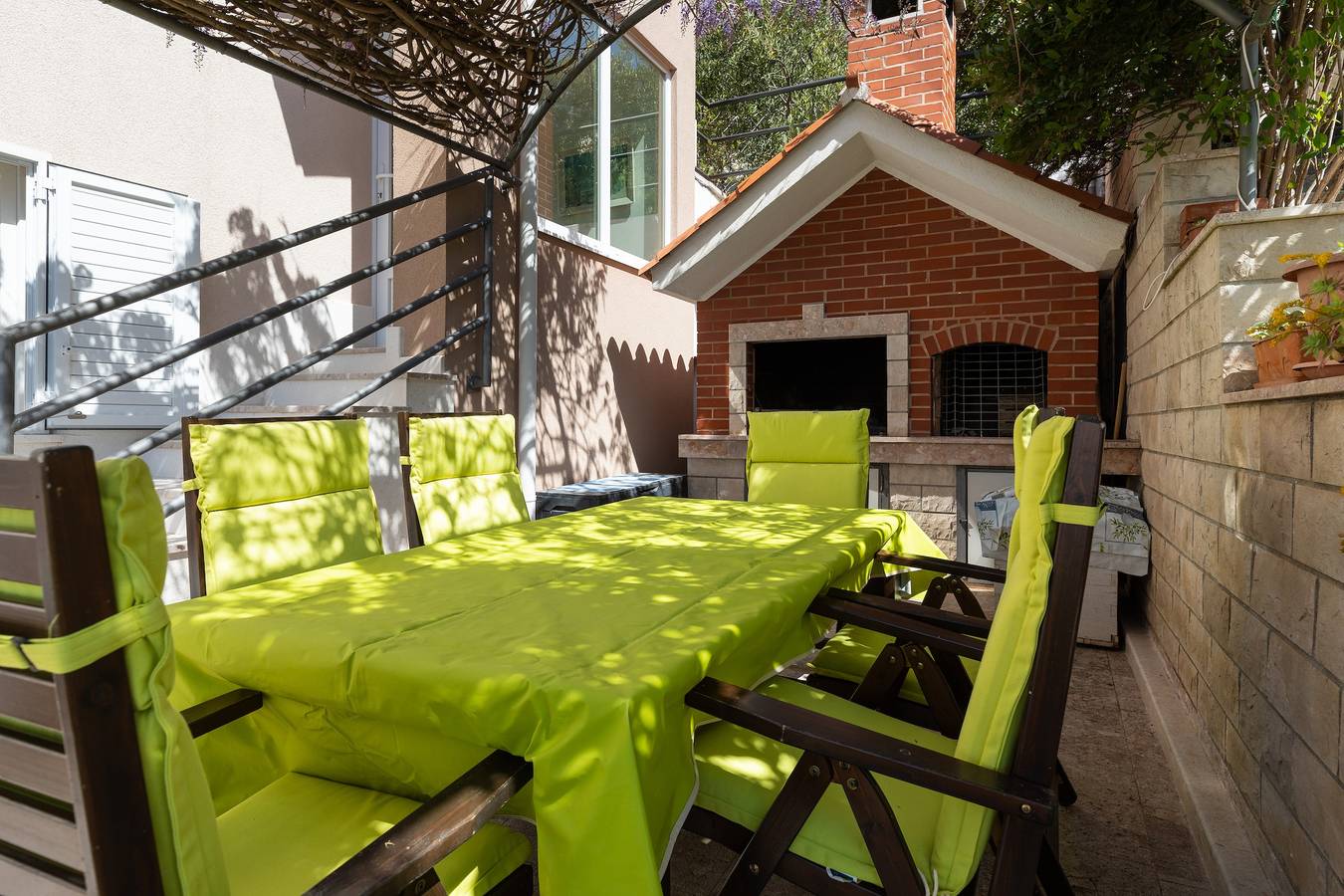 Entire apartment, Three bedroom apartment with balcony and sea view Mimice, Omiš A-2805-b in Mimice, Omiš-Riviera