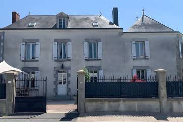 Location de vacances pour 15 personnes, avec jardin, animaux acceptés à Montournais