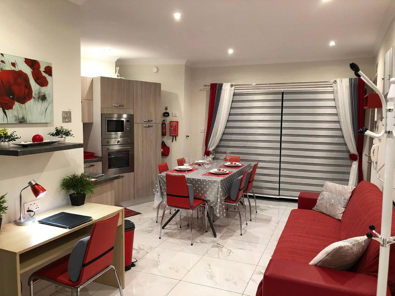 Entire holiday apartment, 1. Sea View 2 Bed Penthouse Close to Beach in Marsaskala, Malta Island