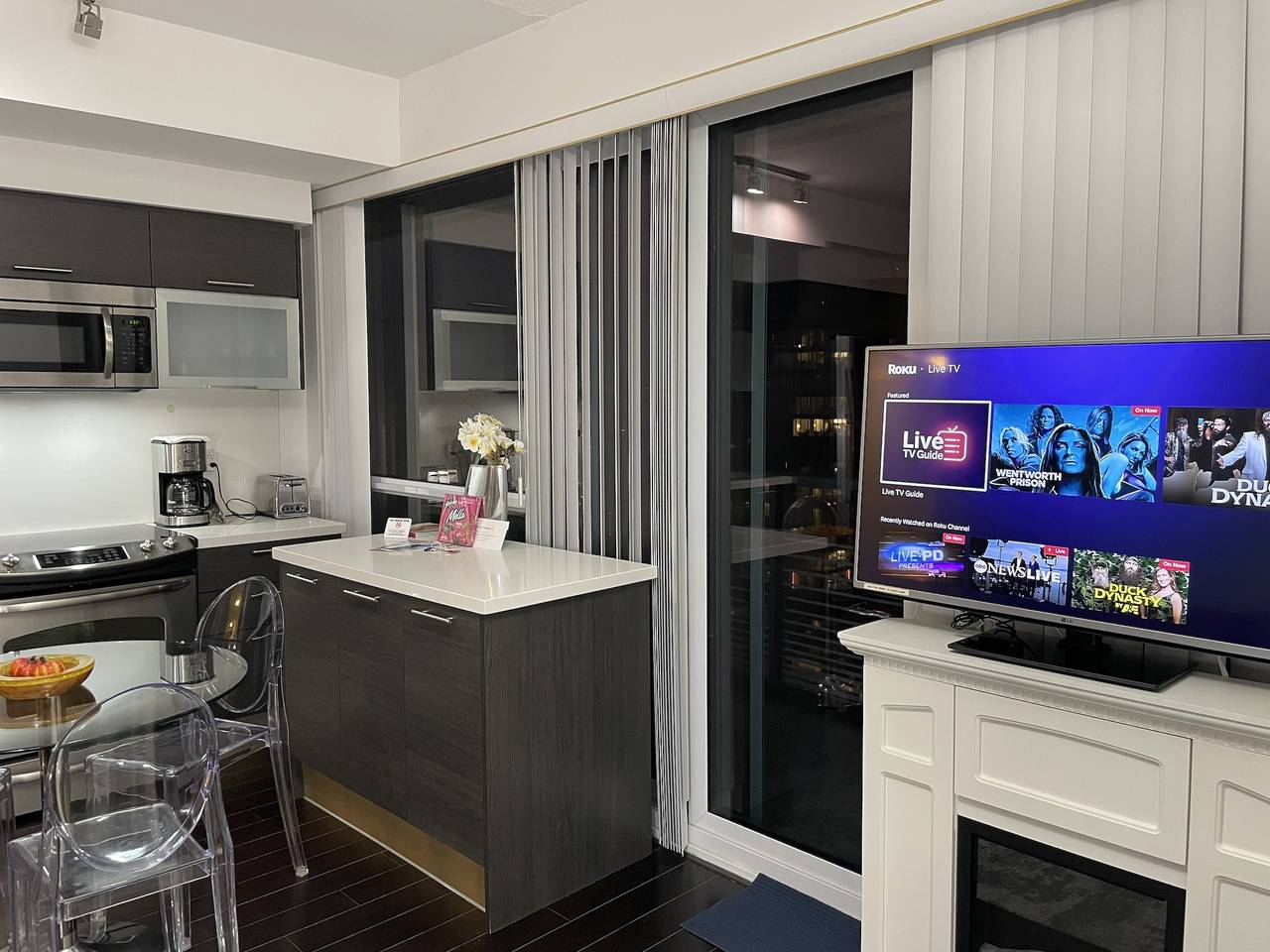 Apartamento de férias inteiro, Condominio tranquilo para estancias médicas, a pocos pasos de hospitales, Uhn, Sickkids, Wifi rápido, balcón in Toronto, Lago Ontário (Canadá)