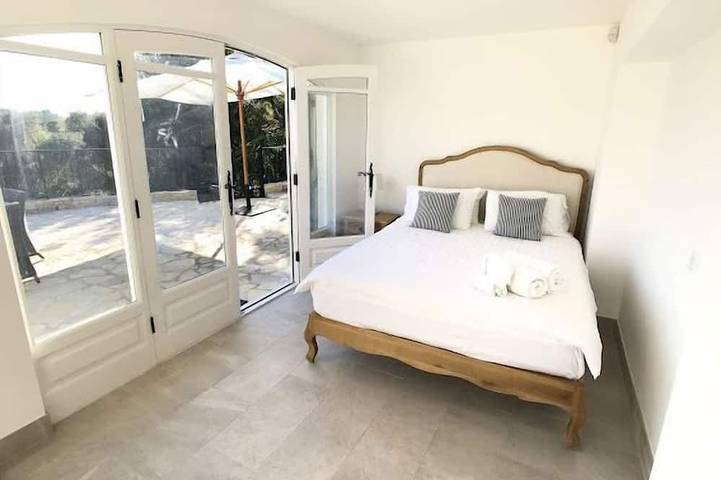 Stunning and Stylish 4 Bed Villa with SeaView in a Calm and Secure Domaine in Antibes, Côte méditerranéenne (France)
