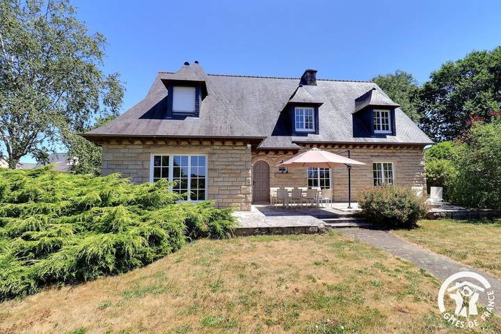 Gîte pour 8 personnes, avec Terrasse ainsi que Jardin et Vue à Lanhélin