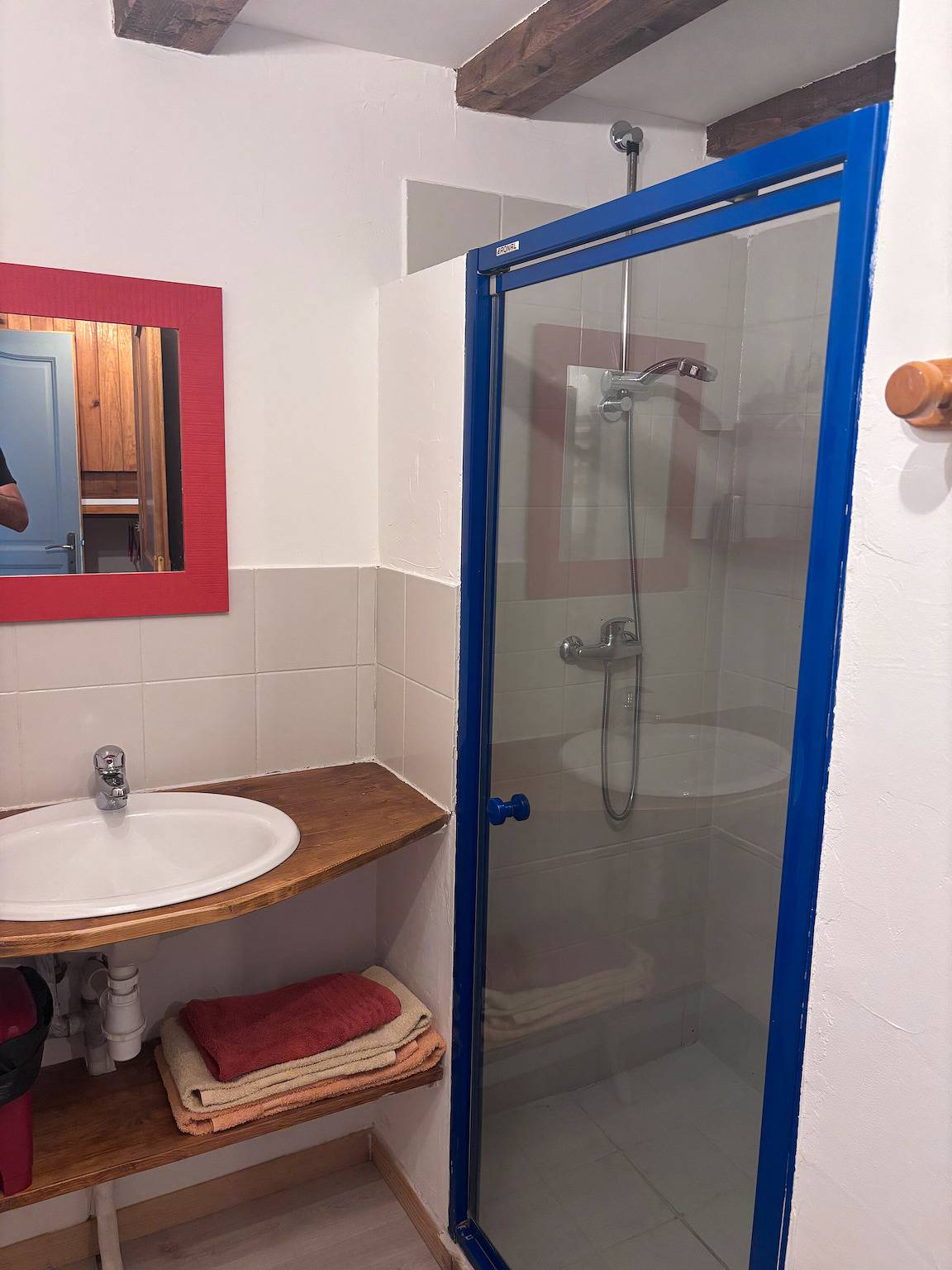 Room 'Cytise' with Private Terrace, Shared Garden and Wi-Fi in L'Épine (Provence-Alpes-Côte d'Azur), Gap region
