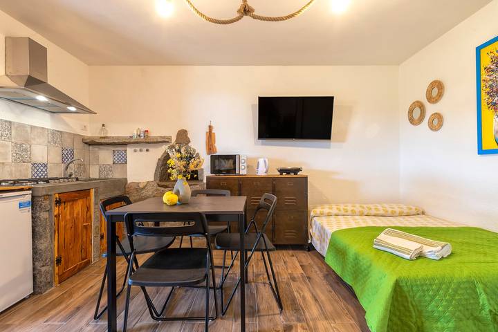 Ganzes Studio, Einzimmerapartment 'Sa Domo Isola Rossa' mit Meerblick, privater Terrasse und Klimaanlage in Trinità d'Agultu e Vignola (Borgo), Trinità d'Agultu e Vignola