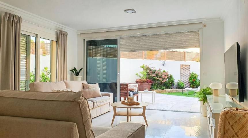 Chalet para 8 personas, con jardín y vistas además de piscina para niños y piscina en Los Cristianos