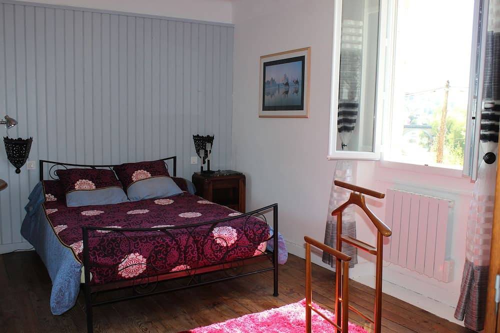 House 2 bedrooms - terrace river view No Garden - no Wifi or Tv in Le Bugue, Périgord Noir