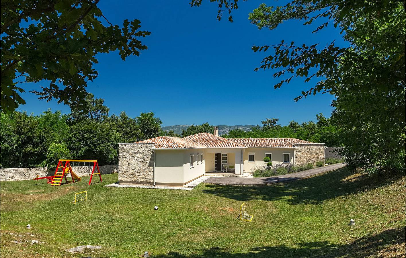 Charmantes Apartment in Kršan mit Pool, WLAN und Parkplatz – 1,5 km vom Stadtzentrum entfernt in Kršan, Ostküste Istrien