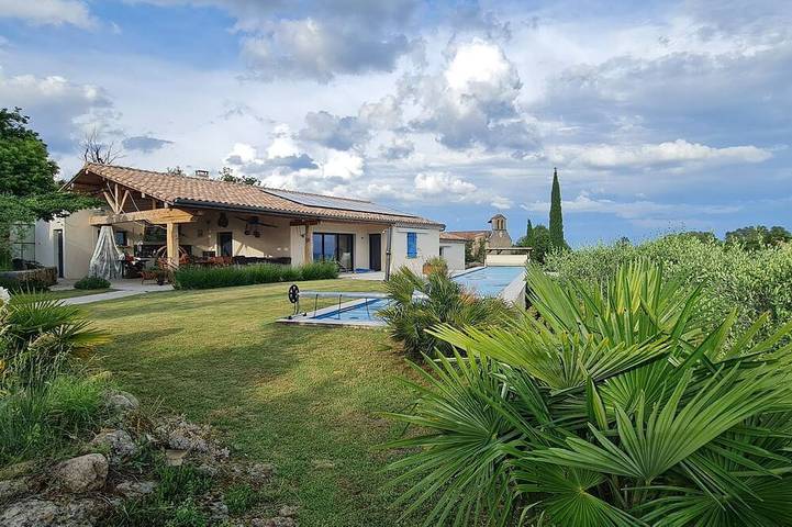 Gîte pour 4 personnes, avec jardin ainsi que terrasse et piscine à Planzolles