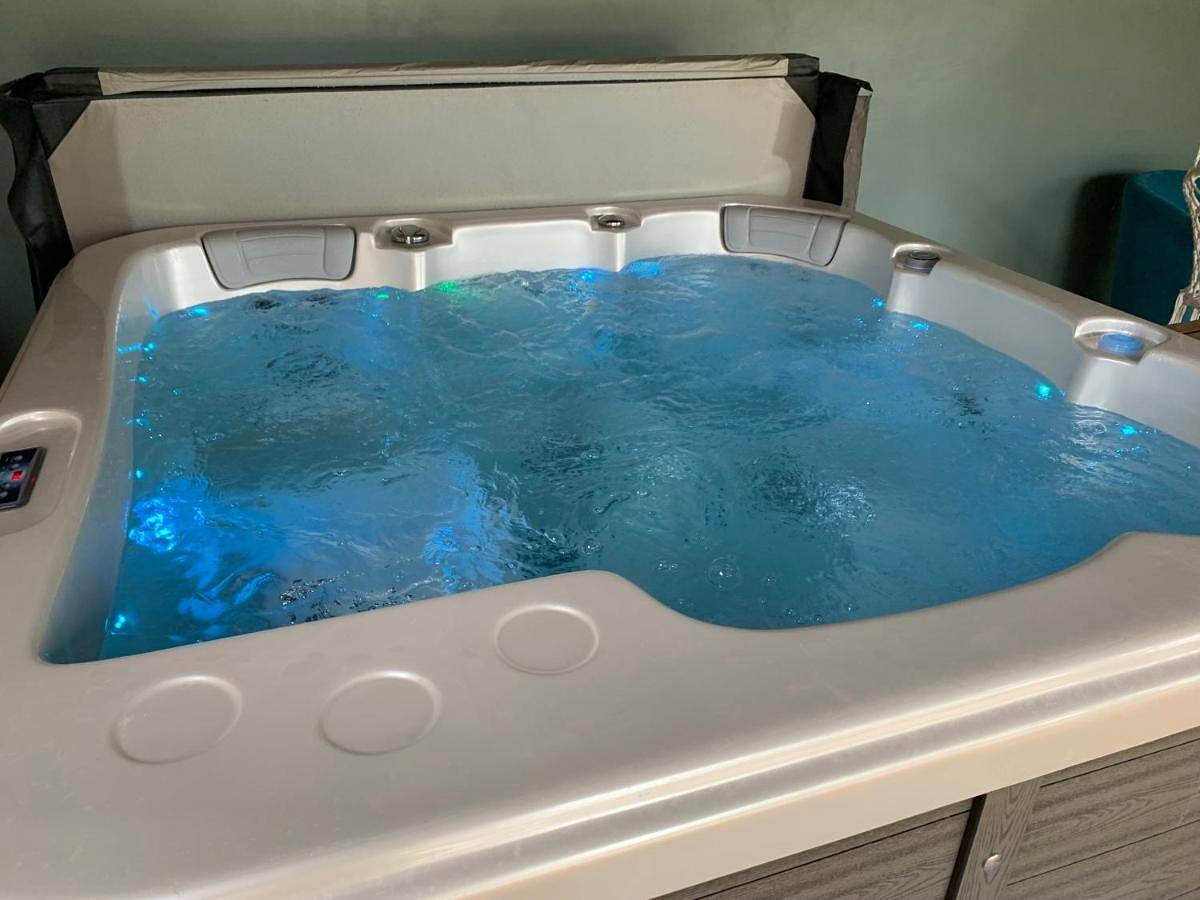 Accès direct N7 Maison détente avec jacuzzi spa massant in Nogent-sur-Vernisson, Région de Montargis