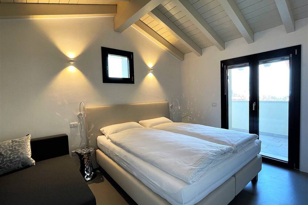 Vacation home \"Casa sulle colline di Barcuzzi\" Pool, garden & barbecue in Lonato, Garda Bergen
