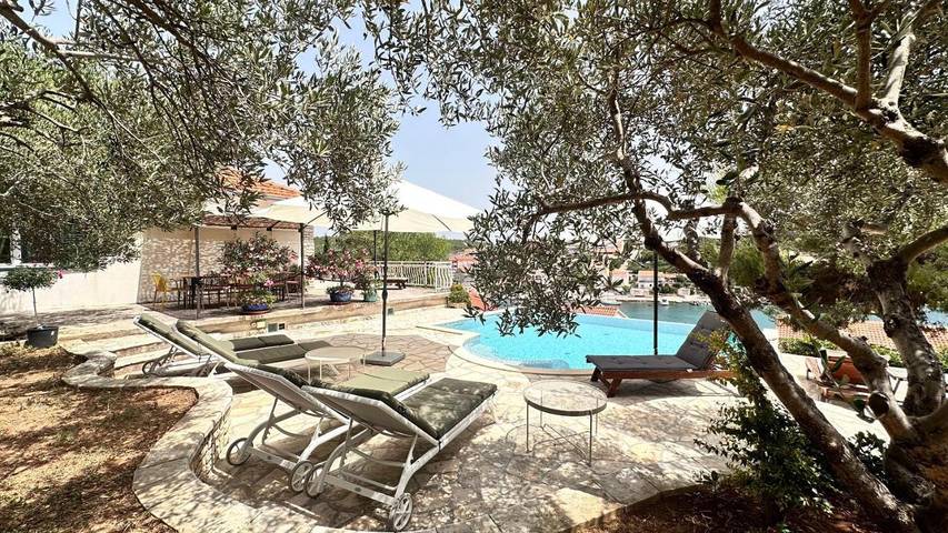 Villa pour 9 personnes, avec jacuzzi ainsi que jardin et piscine à Tisno - 4