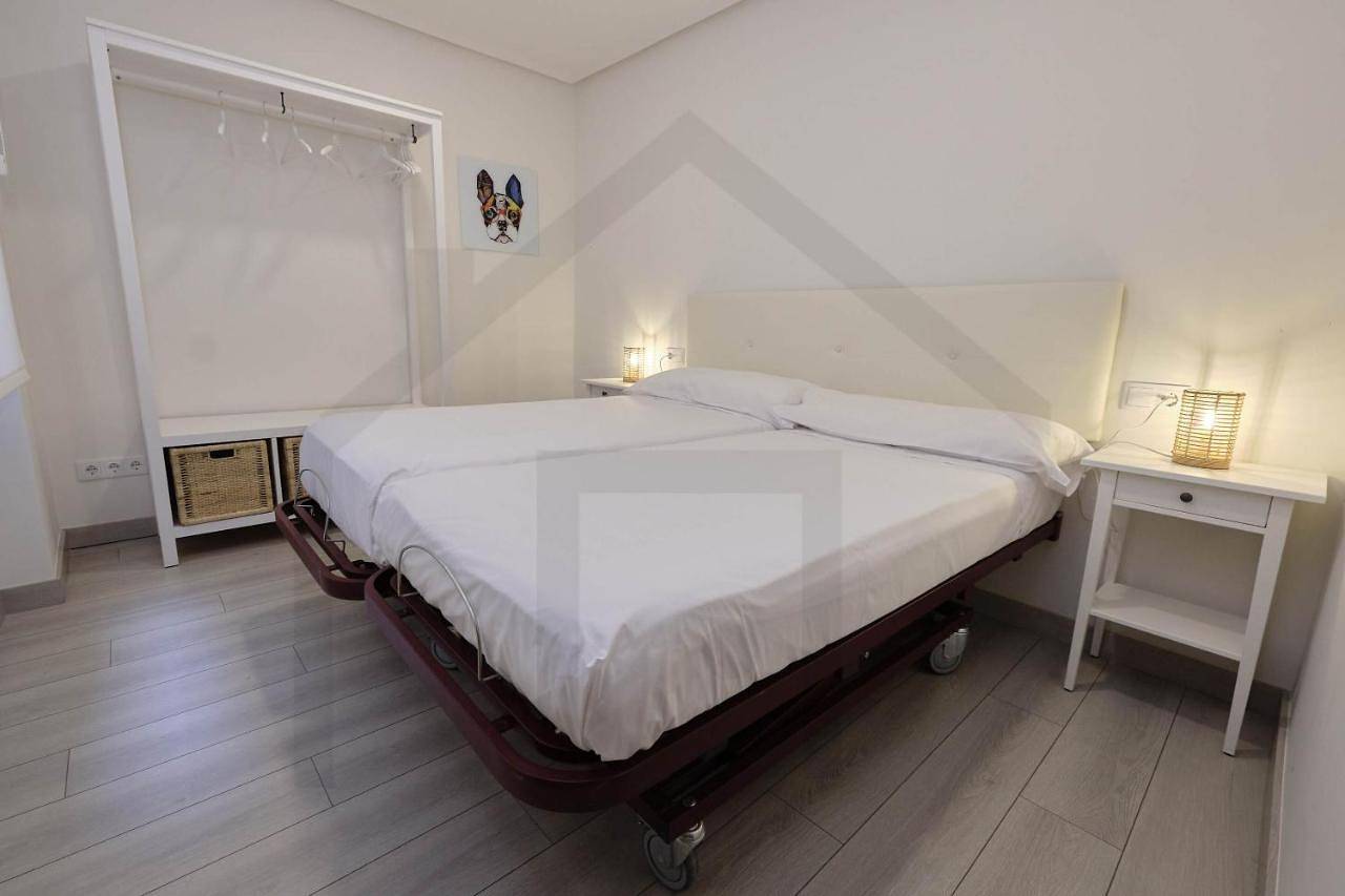 Apartamento entero, Ático Quintana I - con terraza, vistas a la ciudad, en el centro, con Wifi y garaje in Oviedo, Cordillera Cantábrica