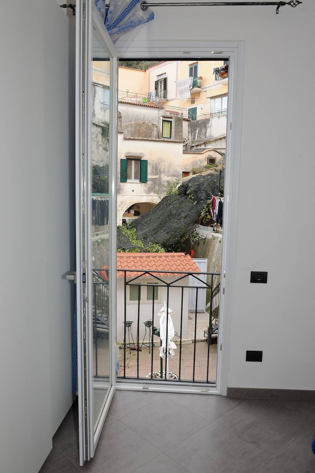 Camera 'Camera Maestrale vista mare parziale' con Vista Mare, Wi-Fi e Aria Condizionata in Cetara, Costiera amalfitana