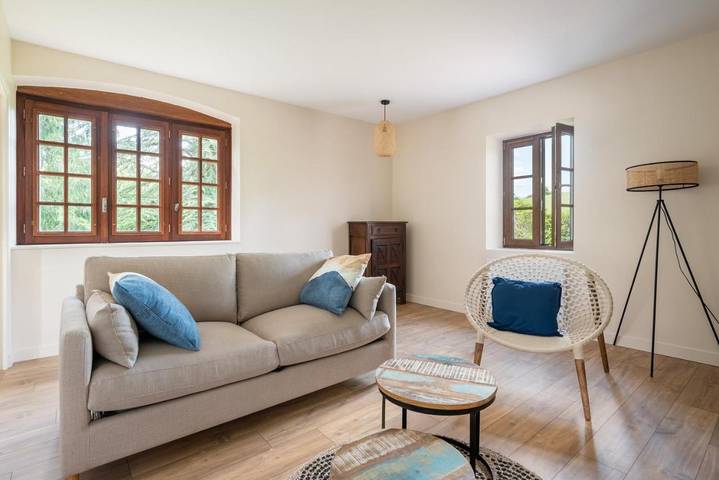 Gîte pour 6 personnes, avec jardin et vue à Poule-les-Écharmeaux