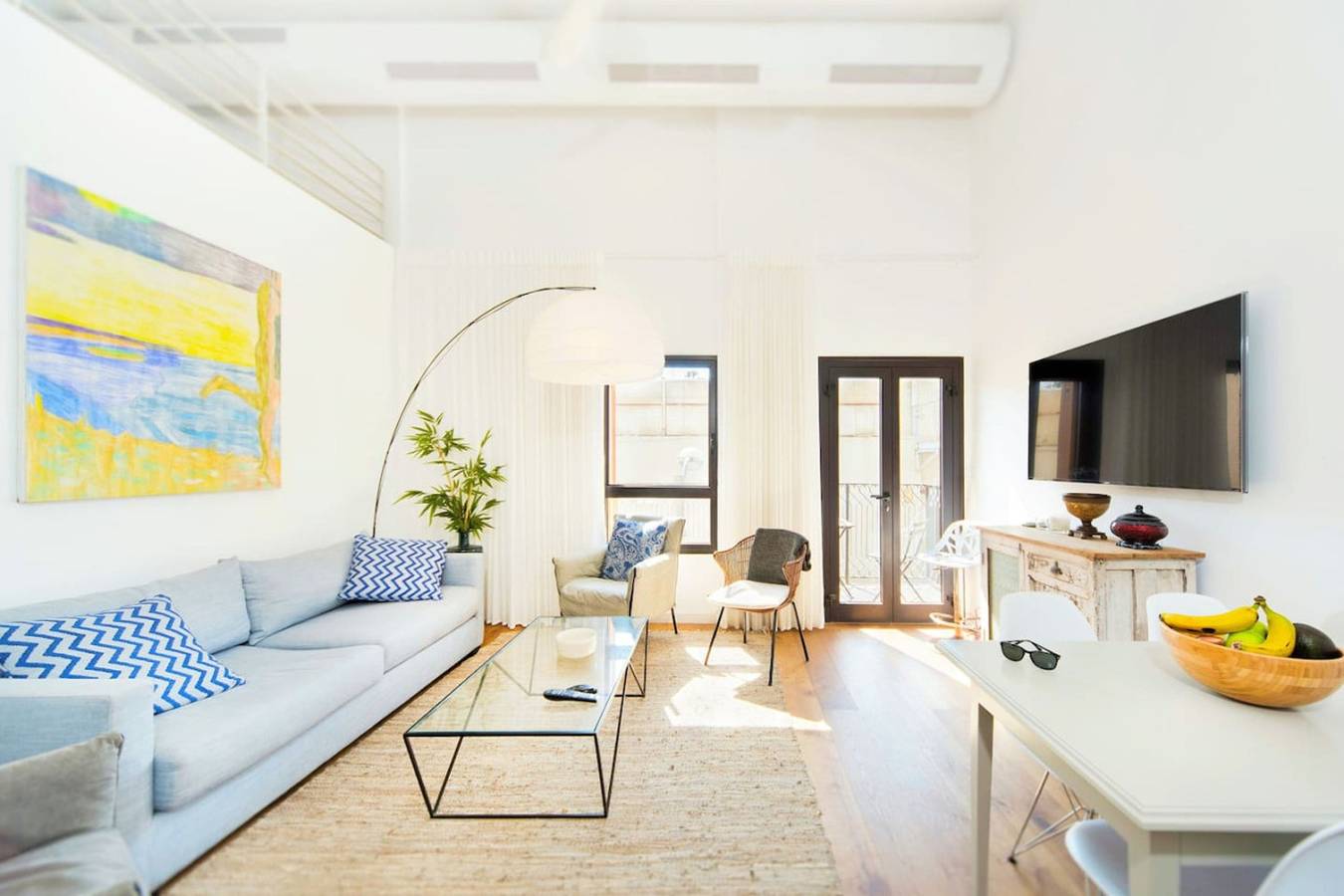 Ganze Wohnung, Seaside Escape with Blissful Balcony & Mamad in Tel Aviv, Bezirk Tel Aviv