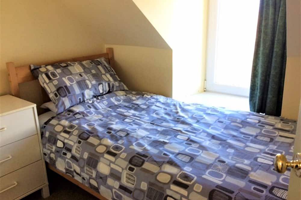 Traditionelles Steinhäuschen in der schönen Landschaft nahe der Küste, moderner Innenraum in Highlands