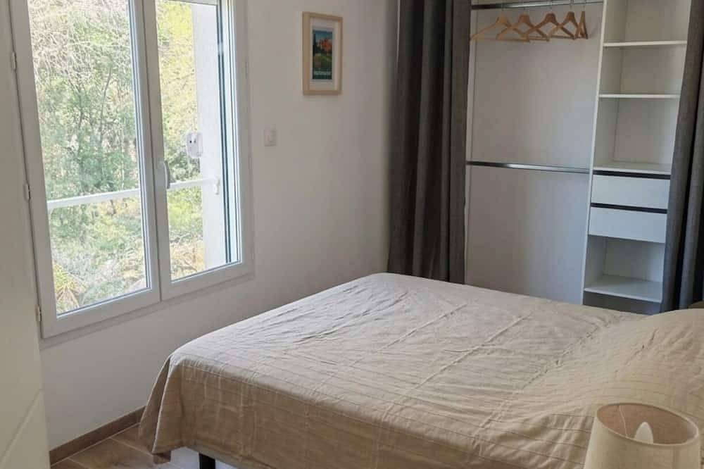 House nestled among the pine trees between Cadenet and Lourmarin, with a pool in Cadenet, Parque natural regional del Luberon