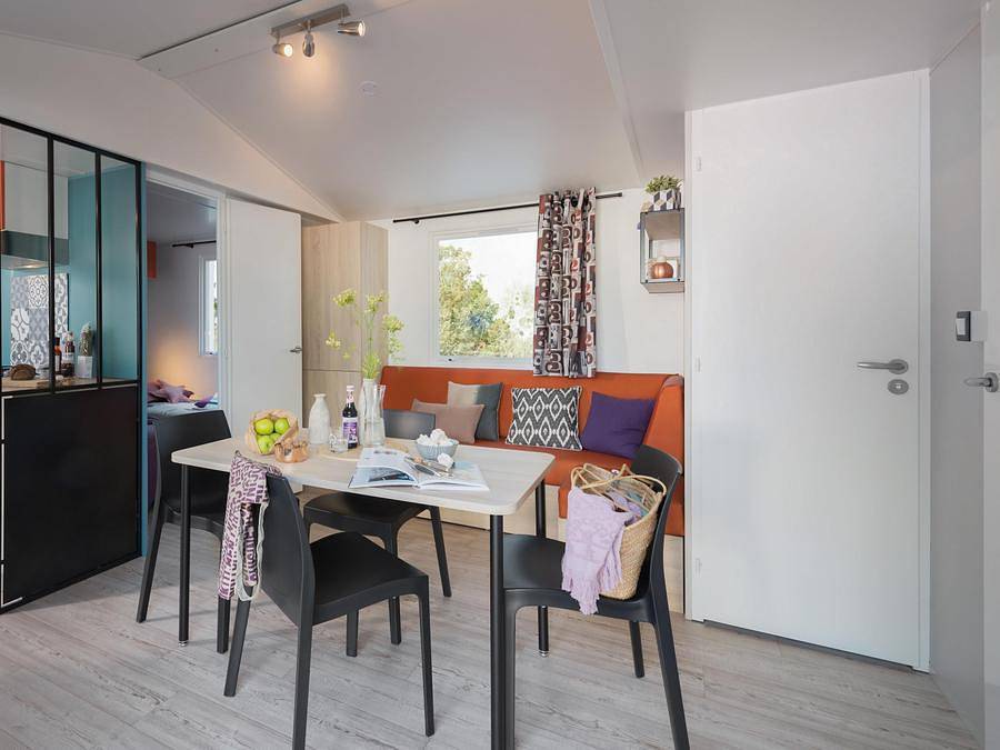 Camping les 2 Vallées - Mobile home 4 persons - M-home Luxe 2 bedrooms (air conditioning - dishwasher - Tv - covered terrace 15m² - surface area 30m²) in Nant, Parc naturel régional des Grands Causses
