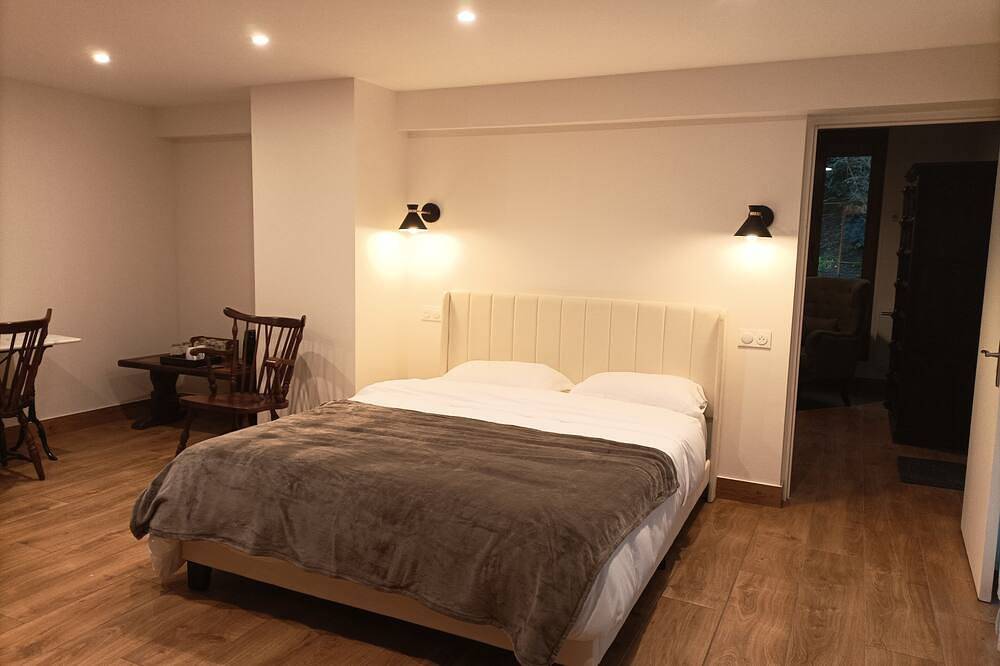 Iris Garden Cottage in Saint-Germain-en-Laye, Yvelines