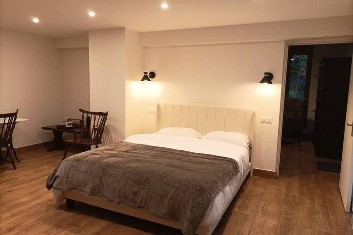 Iris Garden Cottage in Saint-Germain-en-Laye, Yvelines