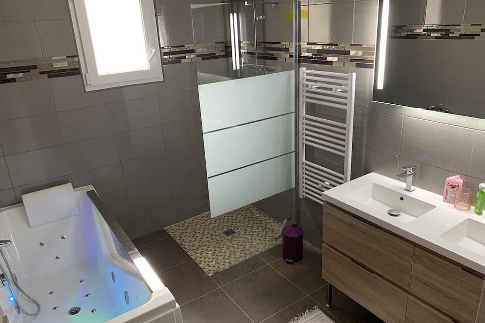 Maison neuve mitoyenne d’en  plein pied 90m2<br>Pour 8’personnes 3 chambres in Foulayronnes, Quercy