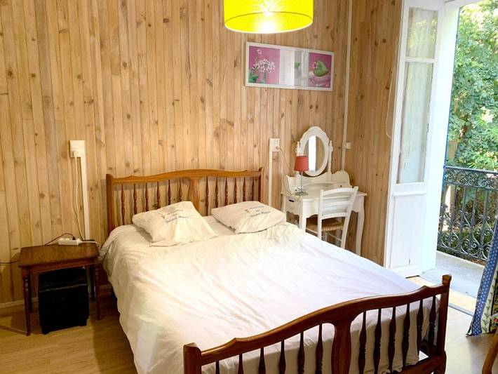 Gîte pour 2 personnes, avec balcon dans Thermes De Neris Les Bains Neris Les Bains