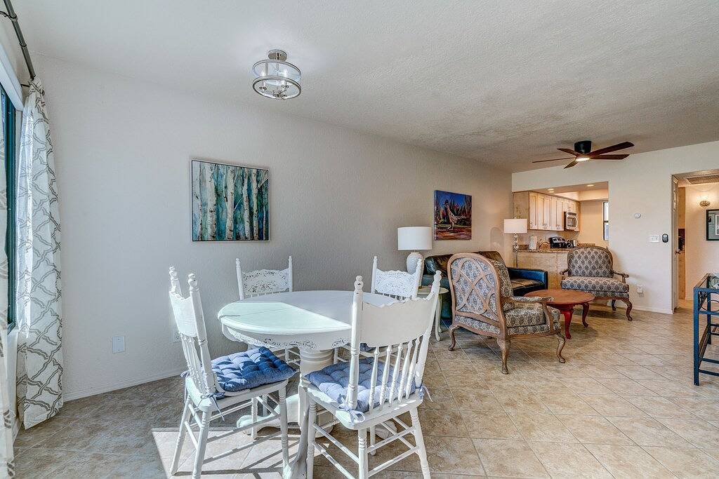 Ganze Wohnung, 2nd Floor Condo Breathtaking Mountain Views Steps from Pool in Catalina Foothills, Pima County