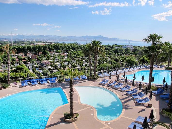 Location de vacances pour 2 personnes, avec Balcon ainsi que Jardin et Piscine à Antibes