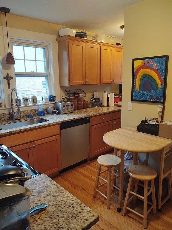 2nd Floor Apartment 5 minutes to the subway to Boston & Cambridge. in Boston, Massachusetts